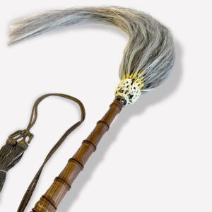 本払子　神代欅布袋竹彫　白茶霞馬毛仕立　正絹房・袋付 （寸法 柄：２７cm 毛：約５５cm）